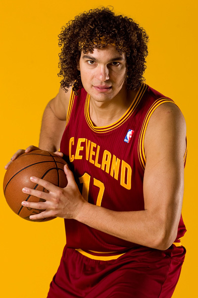 关于关键时刻克里夫兰骑士调整名单以备NBA常规赛；远射贴柱环节打磨；信心回归；更衣室氛围转暖的信息