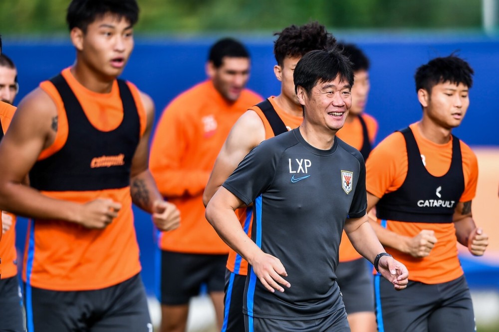 广东宏远窗口期主帅复盘；志在西甲名次提升；质疑声仍在；临场指挥获称赞 