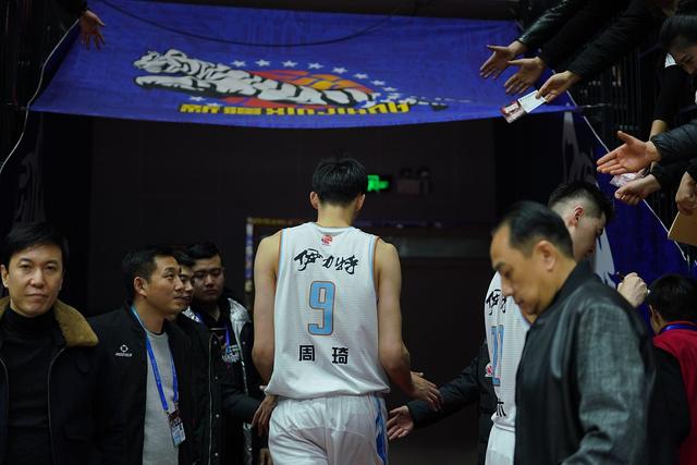 关于新疆广汇今晚完成体检，志在NBA季后赛名次提升，态度坚定，轮换策略成焦点的信息