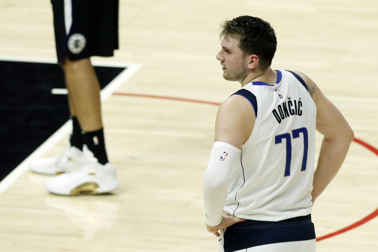 法兰克福发布备战花絮，转会期遗憾出局，国王杯任务艰巨，心理建设被强调(法兰克福属于哪个派系)